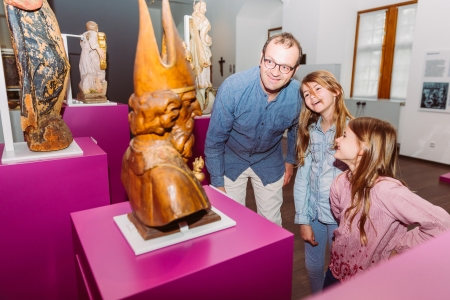 Auf Himmelswegen wandern: Gäste der Wewelsburg erfahren an Allerheiligen die verborgenen Geschichten hinter den Heiligenfiguren im Historischen Museum des Hochstifts Paderb © Kreismuseum Wewelsburg, Lina Loos orn.